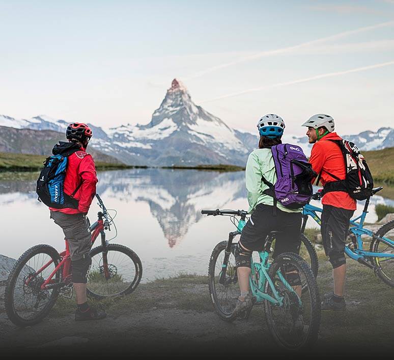 Mountainbike beim Stellisee mit Blick auf das Matterhorn